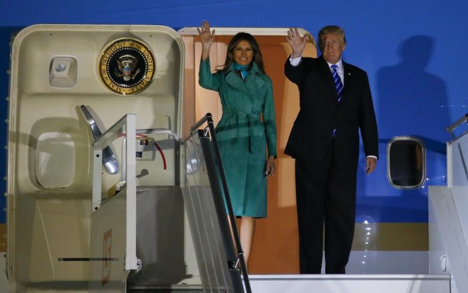Hàng nghìn người Ba Lan chào đón Tổng thống Trump - 1 Tổng thống Mỹ Donald Trump và Đệ nhất phu nhân Melania Trump đã có chuyến thăm chính thức kéo dài 2 ngày tới Ba Lan hôm 5/7, trước khi tới Đức dự hội nghị thượng đỉnh G20 cùng các nhà lãnh đạo thế giới. Trong ảnh: Tổng thống Trump và phu nhân vẫy tay chào khi chuẩn bị bước từ chuyên cơ Không Lực Một xuống sân bay quân sự Warsaw, bắt đầu chuyến thăm chính thức Ba Lan. (Ảnh: Reuters)