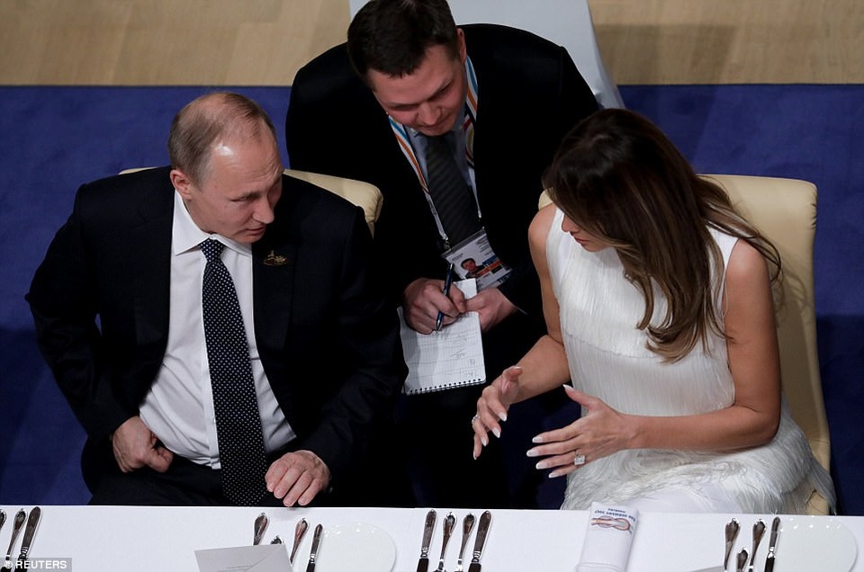 Tiết lộ thú vị về cuộc gặp kéo dài bất thường giữa Tổng thống Trump - Putin - 3 Đệ nhất phu nhân Melania trò chuyện cùng Tổng thống Putin trên bàn tiệc tối tại Đức (Ảnh: Reuters)