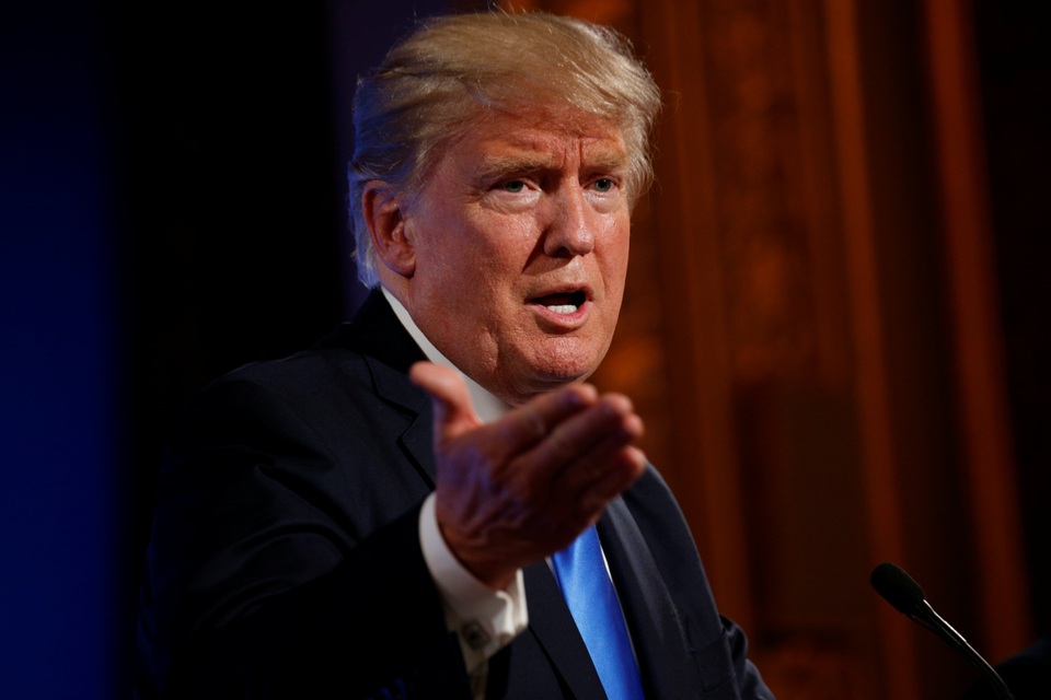 Ông Trump tiếp tục bảo vệ con trai khi công du tới Pháp - 1 Tổng thống Trump dự họp báo với người đồng cấp tại Điện Elysee ở Paris ngày 13/7 (Ảnh: Reuters)