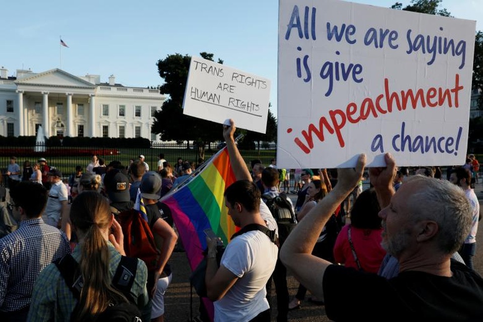 Biểu tình rầm rộ vì lệnh cấm người chuyển giới nhập ngũ của Tổng thống Trump - 1 Tổng thống Donald Trump ngày 26/7 đã thông báo trên Twitter rằng chính phủ Mỹ sẽ không chấp nhận hoặc cho phép người chuyển giới phục vụ trong quân đội Mỹ dưới bất kỳ hình thức nào. Tuyên bố trên của ông chủ Nhà Trắng đã vấp phải sự phản đối mạnh mẽ của nhiều người dân Mỹ, đặc biệt là cộng đồng người đồng tính, lưỡng tính và chuyển giới (LGBT). Trong ảnh: Người biểu tình tập trung trước khuôn viên Nhà Trắng tại Washington để biểu tình phản đối Tổng thống Trump.