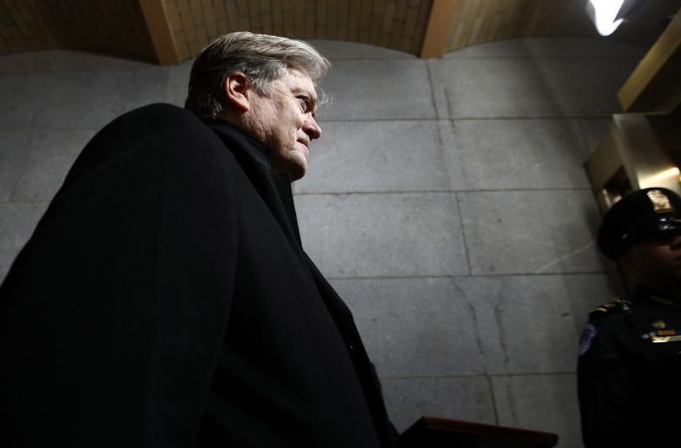 Hành trình ngắn ngủi tại Nhà Trắng của “cánh tay phải” Tổng thống Trump - 1 Phát ngôn viên Nhà Trắng Sarah Sanders đã chính thức xác nhận thông tin ông Steve Bannon, chiến lược gia trưởng của Tổng thống Donald Trump, nghỉ việc tại Nhà Trắng từ ngày 19/8, chấm dứt khoảng thời gian ngắn ngủi của ông trong chính quyền của Tổng thống Trump. Trong ảnh: Ông Bannon tới dự lễ nhậm chức tổng thống của ông Trump tại Đồi Capitol ở Washington ngày 20/1.