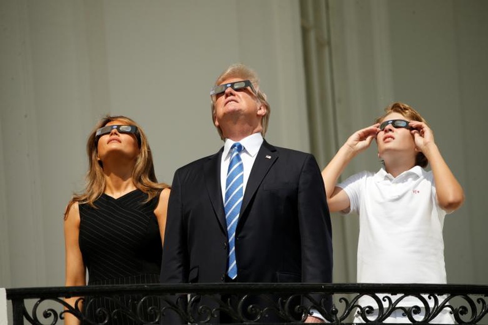 Ông Trump "quên" đeo kính bảo vệ khi xem nhật thực - 2
Ông Trump sau đó đã đeo kính bảo vệ để xem nhật thực (Ảnh: Reuters)