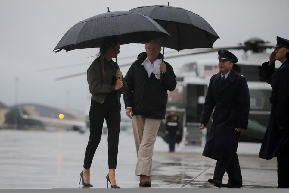 Tổng thống Trump vào tâm bão lũ tại Texas - 1 Tổng thống Donald Trump cùng phu nhân Melania Trump và một số thành viên trong nội các của ông, gồm Bộ trưởng Phát triển Nhà và Đô thị Ben Carson, Quyền Bộ trưởng An ninh Nội địa Elaine Duke đã tới thành phố Corpus Christie, bang Texas ngày 29/8. Trong ảnh: Tổng thống Trump và phu nhân trên đường tới Texas (Ảnh: Reuters)