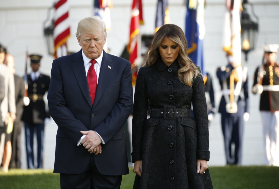 Tổng thống Trump gửi thông điệp ý nghĩa tưởng niệm nạn nhân 11/9 - 1 Tại bãi cỏ phía nam Nhà Trắng ở thủ đô Washington, Tổng thống Donald Trump và Đệ nhất phu nhân Melania đã dành một phút tưởng niệm các nạn nhân thiệt mạng trong vụ khủng bố ngày 11/9 vào đúng thời khắc chiếc máy bay bị không tặc khống chế lao vào Trung tâm Thương mại Thế giới cách đây 16 năm.