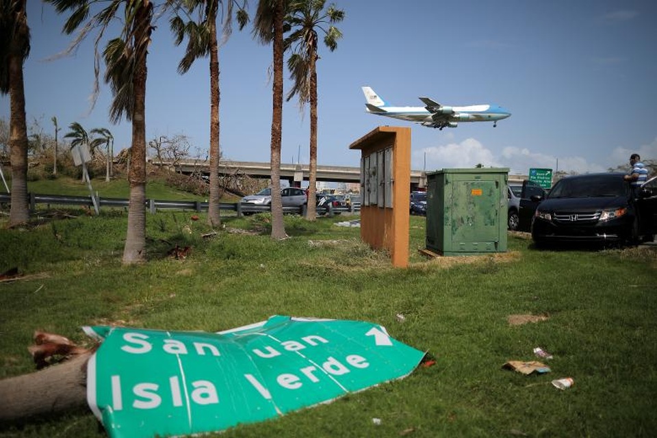Ông Trump đến Puerto Rico thăm hỏi người dân vùng bão - 1 Chuyên cơ Không Lực Một chở Tổng thống Donald Trump và phu nhân Melania Trump ngày 3/10 đã hạ cánh xuống sân bay quốc tế Luis Munoz tại Puerto Rico trong chuyến thăm của nhà lãnh đạo Mỹ tới khu vực bị ảnh hưởng bởi siêu bão Maria.