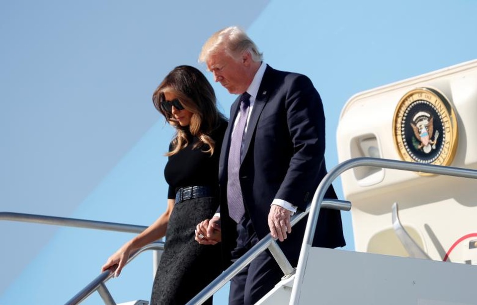 Ông Trump mời nạn nhân vụ xả súng Las Vegas tới Nhà Trắng - 1 Tổng thống Donald Trump và Đệ nhất phu nhân Melania Trump ngày 4/10 đã đáp chuyến bay tới Las Vegas, bang Nevada để thăm hỏi các nạn nhân sau vụ xả súng đẫm máu khiến 59 người thiệt mạng và hơn 500 người khác bị thương tối 1/10. (Ảnh: Reuters)