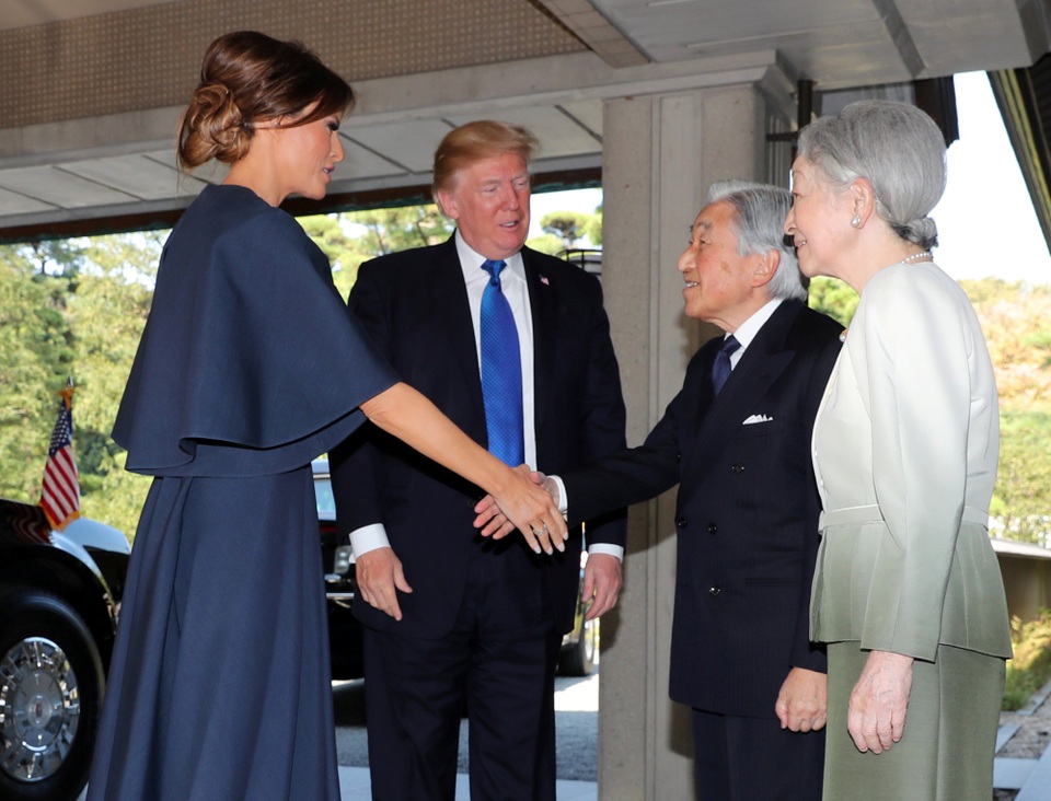 Tổng thống Donald Trump diện kiến Nhật Hoàng - 2
Đệ nhất phu nhan Melania bắt tay Nhật hoàng Akihito và Hoàng hậu Michiko.