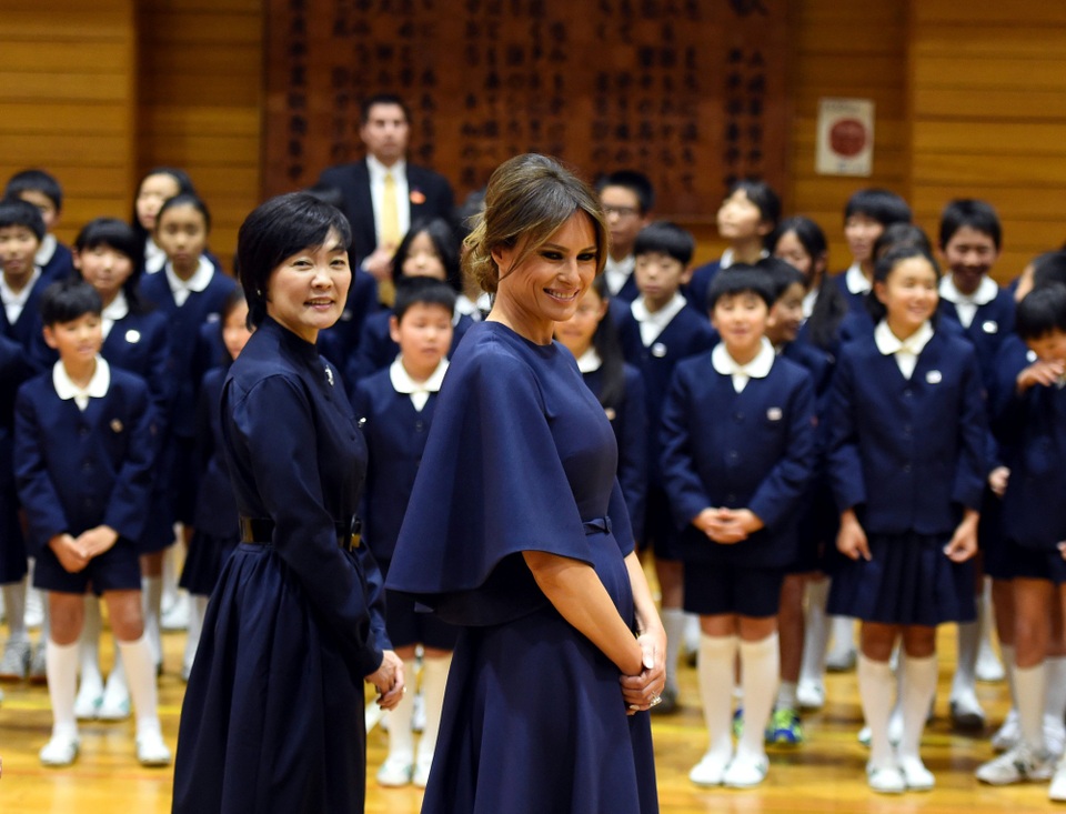 Đệ nhất phu nhân Mỹ viết thư pháp tại Nhật Bản - 1
Đệ nhất phu nhân Melania Trump hôm nay đã đi cùng bà Akie Abe, phu nhân Thủ tướng Nhật Bản, tới thăm trường tiểu học Kyobashi Tsukiji ở thủ đô Tokyo. Đây là một trong số các hoạt động của bà Melania khi cùng Tổng thống Donald Trump thăm chính thức Nhật Bản.