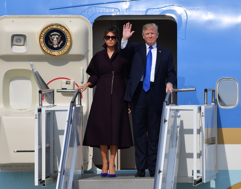 Tới Hàn Quốc, Tổng thống Trump nói sẽ giải quyết vấn đề Triều Tiên - 1 Chuyên cơ Không Lực Một chở Tổng thống Donald Trump và phu nhân Melania sáng nay 7/11 đã hạ cánh xuống căn cứ không quân Osan ở Pyeongtaek, Gyeonggi-do, ngoại ô thủ đô Seoul, bắt đầu chuyến thăm chính thức tới Hàn Quốc của nhà lãnh đạo Mỹ.