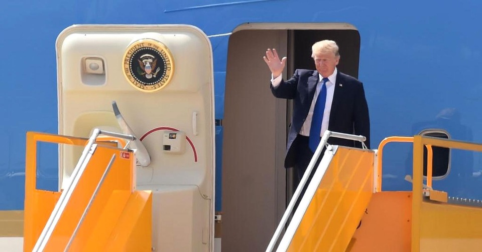 Truyền thông quốc tế đưa tin về chuyến thăm Việt Nam của Tổng thống Trump - 3 Tổng thống Trump bước xuống từ chuyên cơ tại Đà Nẵng ngày 10/11 (Ảnh: AFP)