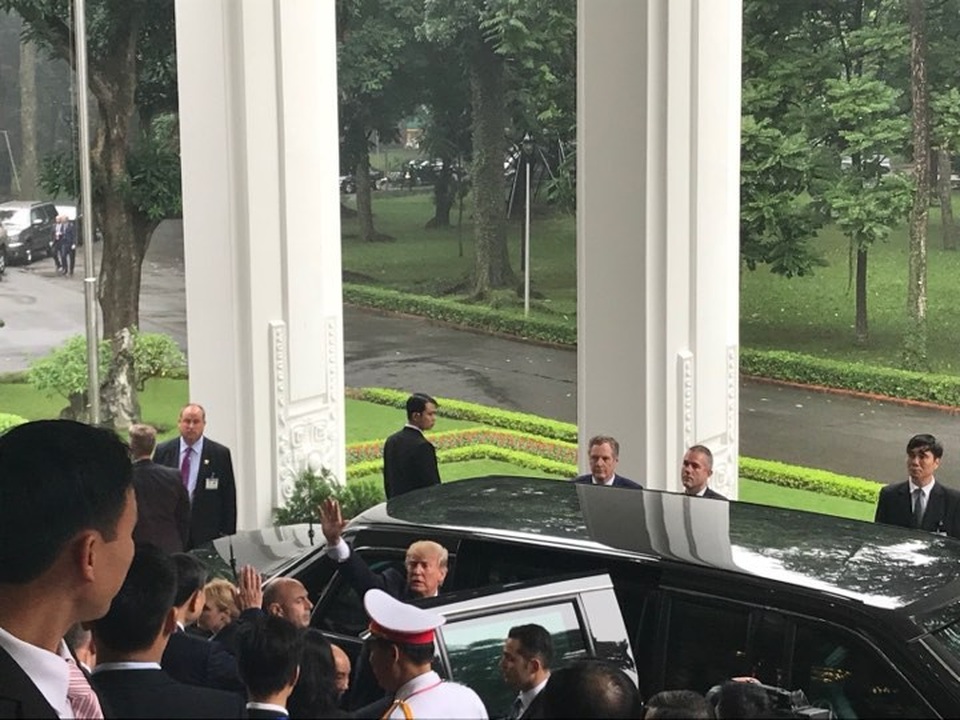 
Tổng thống Donald Trump vẫy tay chào khi bước ra từ chiếc Cadilac One (ảnh: Quang Phong)
