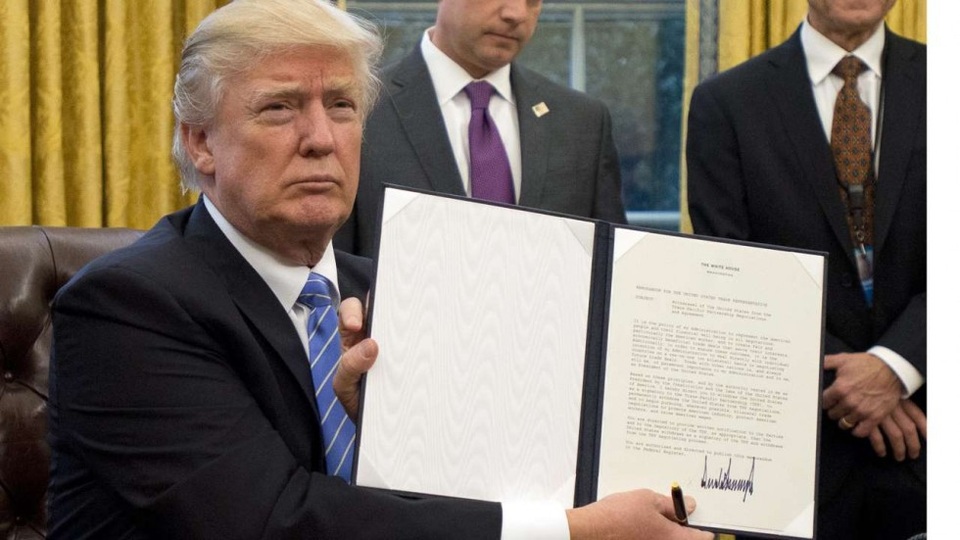 Mỹ có thể mất vai trò lãnh đạo thế giới dưới thời Tổng thống Trump - 2 Tổng thống Trump ký sắc lệnh hành pháp rút Mỹ khỏi Hiệp định TPP (Ảnh: EPA)