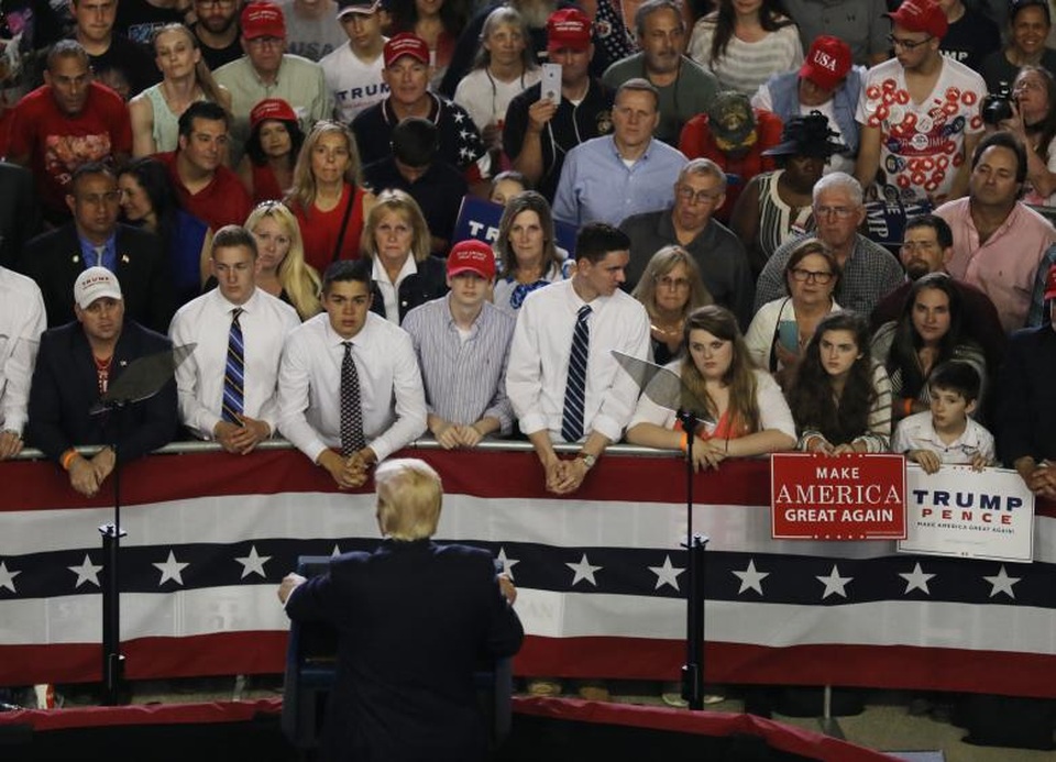 Tổng thống Trump mừng 100 ngày tại vị đầu tiên - 2 “Chính quyền của tôi đang cống hiến từng ngày cho những người dân tuyệt vời của đất nước chúng ta. Chúng tôi đang tiếp tục thực hiện từng lời hứa, và mọi người thực sự đang rất hạnh phúc vì điều đó”, ông Trump nói tại cuộc mít tinh.