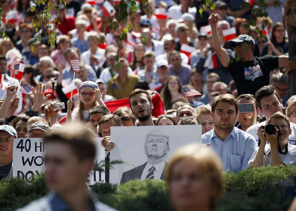 Hàng nghìn người Ba Lan chào đón Tổng thống Trump - 12 Hàng nghìn người đã tập trung tại quảng trường Krasinski để chào đón Tổng thống Trump và lắng nghe bài phát biểu của ông. Nhà lãnh đạo Mỹ đã ca ngợi đất nước và người dân Ba Lan trong bài phát biểu của mình. (Ảnh: Reuters)
