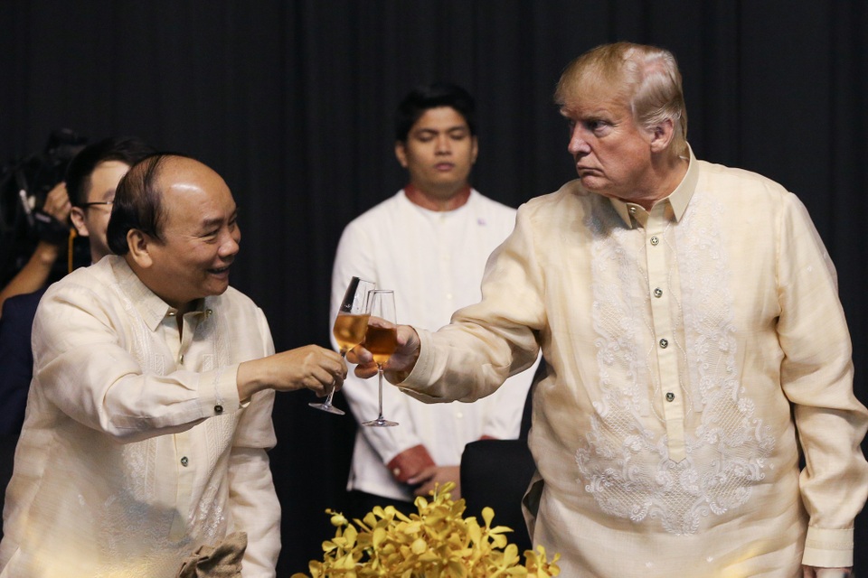 Tổng thống Trump dự tiệc cùng các lãnh đạo Đông Nam Á - 7 Tổng thống Trump nâng ly cùng Thủ tướng Nguyễn Xuân Phúc tại bữa tiệc.