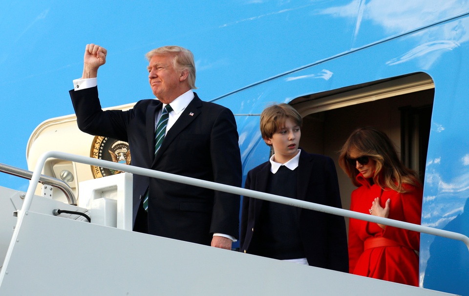 Cậu út nhà Trump chững chạc trong lần đầu xuất hiện tại Nhà Trắng - 7 Tổng thống Trump tới Mar-a-Lago sau khi tiếp đón trọng thể Thủ tướng Đức Angela Merkel tại Nhà Trắng. Đây là chuyến đi thứ 5 của ông Trump tới khu nghỉ dưỡng xa hoa này kể từ khi nhậm chức. Trong ảnh: Gia đình Tổng thống Trump chuẩn bị bước từ chuyên cơ Không lực Một xuống sân bay ở Florida.