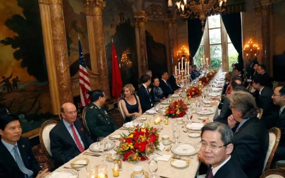 Thực đơn Tổng thống Trump chiêu đãi ông Tập trong lần đầu gặp mặt - 6 Các quan khách tham dự bữa tiệc tối tại Mar-a-Lago (Ảnh: Reuters)