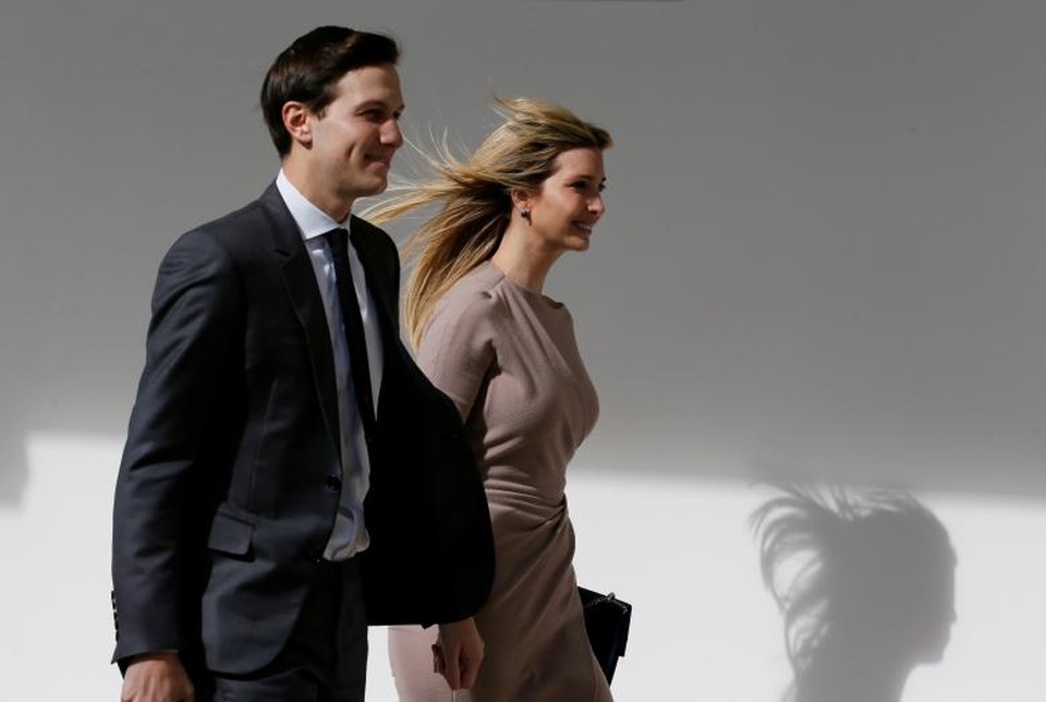 Dấu ấn 100 ngày đầu tại nhiệm của Tổng thống Donald Trump (2) - 9 Con gái ông Trump, Ivanka Trump, cùng chồng, Jared Kushner, cùng nhau tới tham dự cuộc họp báo giữa Tổng thống Trump và Thủ tướng Nhật Bản Shinzo Abe tại Nhà Trắng. Cả hai đều được bổ nhiệm làm cố vấn đặc biệt của ông Trump và được đánh giá là cặp đôi quyền lực tại Nhà Trắng.