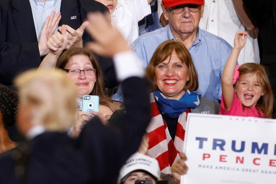 Tổng thống Trump mừng 100 ngày tại vị đầu tiên - 3 Buổi mít tinh diễn ra trùng với bữa tiệc tối thường niên của Hiệp hội Phóng viên Nhà Trắng tại thủ đô Washington. Tổng thống Trump và đội ngũ của ông đã quyết định không tham dự buổi tiệc này vì cho rằng báo chí đã đối xử “không công bằng” với ông.