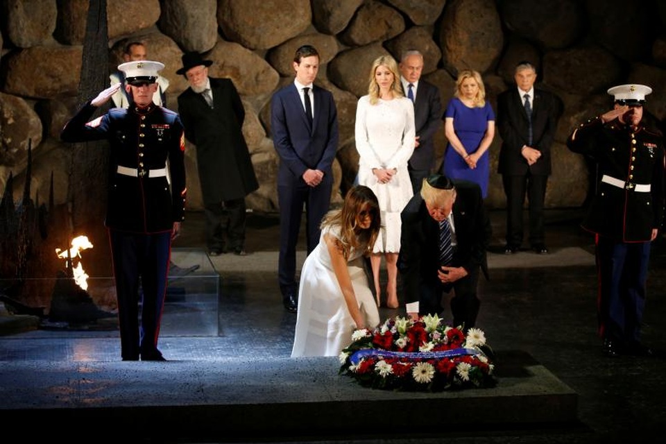 Tổng thống Trump và Đệ nhất phu nhân Melania đặt vòng hoa tại đài tưởng niệm Yad Vashem ở Jerusalem.