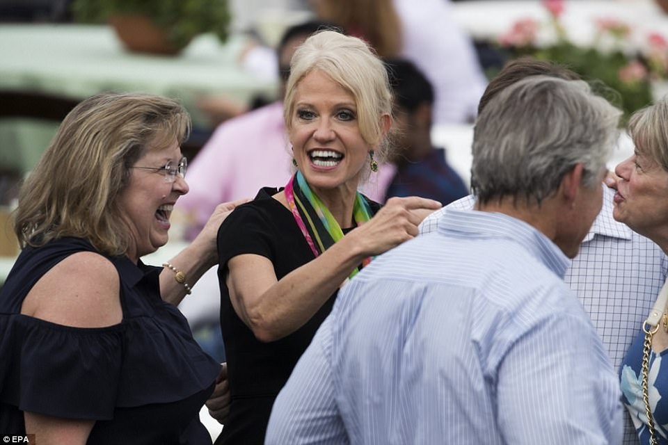 Gia đình ông Trump chơi hết mình trong bữa tiệc ngoài trời tại Nhà Trắng - 12 Bà Kellyanne Conway, cố vấn thân cận của Tổng thống Trump, cười đùa vui vẻ khi tham dự sự kiện tại Nhà Trắng (Ảnh: EPA)