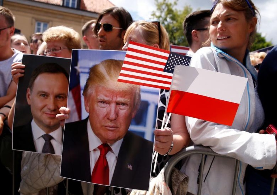 Hàng nghìn người Ba Lan chào đón Tổng thống Trump - 14 Đông đảo người dân Ba Lan đã mang theo cờ Mỹ và ảnh chân dung của Tổng thống Trump tới quảng trường Krasinski để thể hiện sự ủng hộ dành cho nhà lãnh đạo Mỹ. (Ảnh: Reuters)