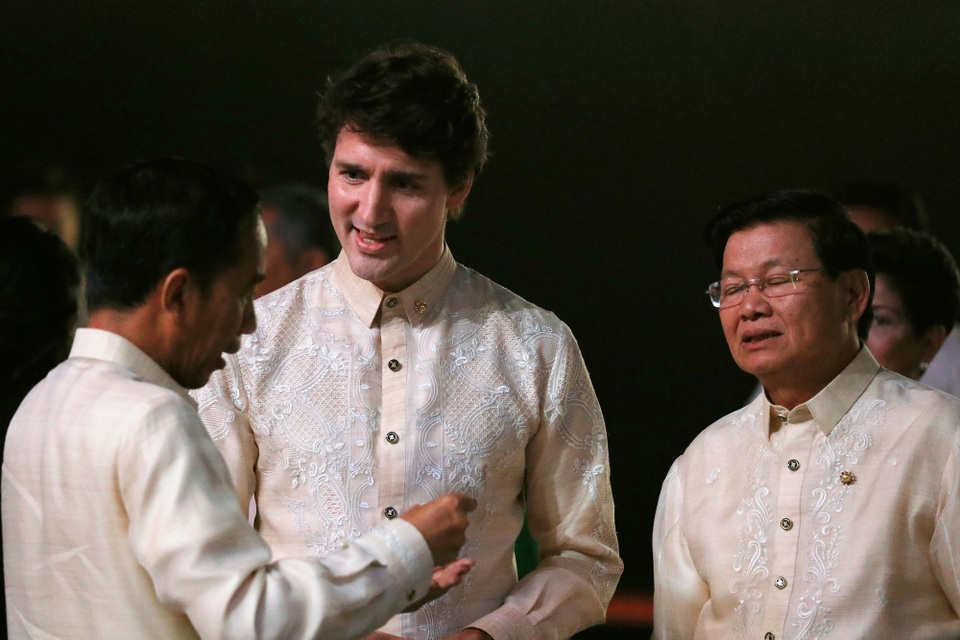 Tổng thống Trump dự tiệc cùng các lãnh đạo Đông Nam Á - 10 Thủ tướng Canada Justin Trudeau trò chuyện cùng các lãnh đạo ASEAN tại bữa tiệc.