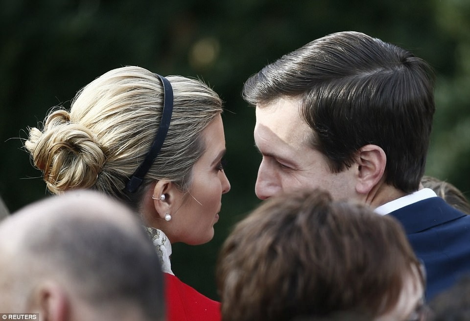 Tổng thống Trump lần đầu “tha bổng” gà tây ở Nhà Trắng - 8
Chồng của đệ nhất ái nữ Ivanka Trump, ông Jared Kushner, cũng xuất hiện tại sự kiện này. (Ảnh: Reuters)