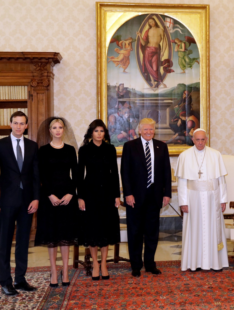 Tổng thống Trump lần đầu gặp Giáo hoàng tại Vatican - 8 Tổng thống Trump đã cảm ơn món quà của Giáo hoàng và nói: “Chúng ta có thể cùng nhau vì nền hòa bình”. Trong ảnh: Gia đình Tổng thống Trump chụp ảnh cùng Giáo hoàng.