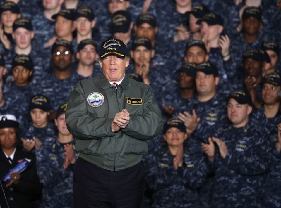 Nhà Trắng tranh cãi về chuyến đi của ông Trump tới "cửa ngõ" Triều Tiên - 5 Tổng thống Donald Trump phát biểu trước các binh sĩ thuộc lực lượng hải quân Mỹ (Ảnh: Reuters)