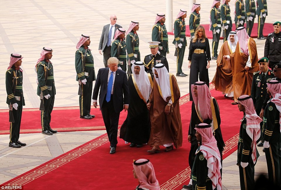 Ả-rập Xê-út bắn đại bác chào đón Tổng thống Mỹ Donald Trump - 6
Ả-rập Xê-út là điểm dừng chân đầu tiên trong chuyến công du nước ngoài cũng là đầu tiên của ông Trump kể từ lễ nhậm chức 4 tháng trước.
