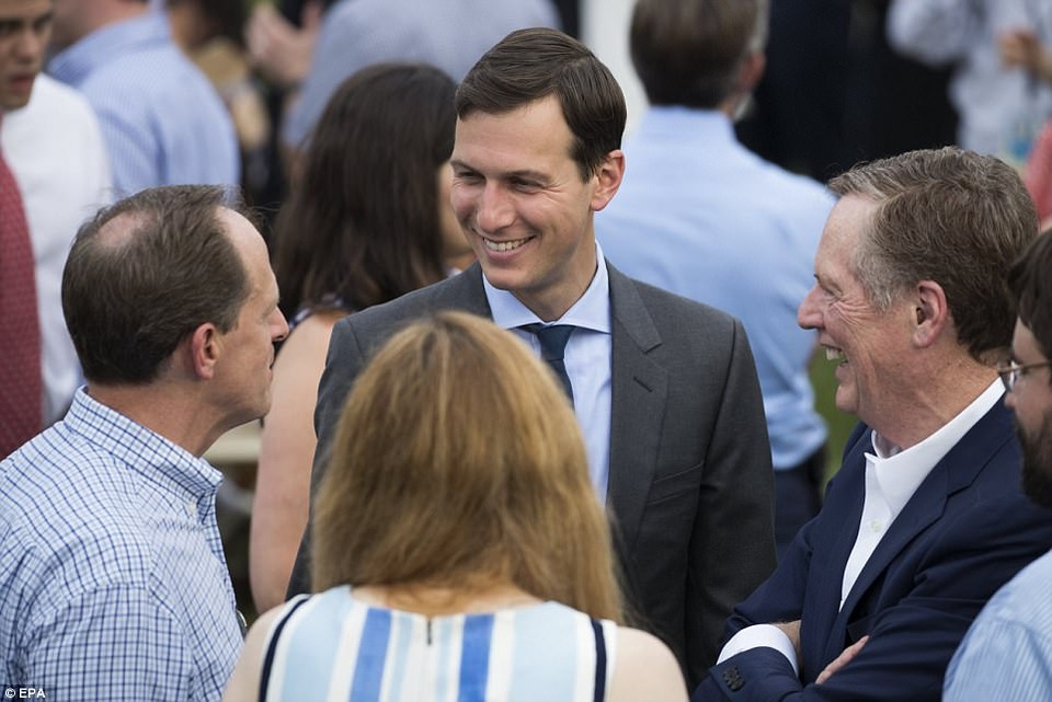 Gia đình ông Trump chơi hết mình trong bữa tiệc ngoài trời tại Nhà Trắng - 13 Con rể Tổng thống Trump Jared Kushner trò chuyện cùng các khách mời tại sự kiện. (Ảnh: EPA)