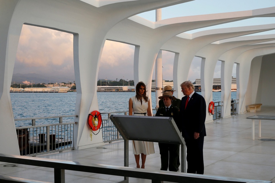 Tổng thống Trump đặt vòng hoa tưởng niệm tại Trân Châu Cảng - 13 Sau Nhật Bản, Tổng thống Trump sẽ tiếp tục chuyến công du tới Hàn Quốc, Trung Quốc, Việt Nam và Philippines. Nhà lãnh đạo Mỹ sẽ dự hội nghị cấp cao APEC tại Đà Nẵng trong chuyến thăm tới Việt Nam. (Ảnh: Reuters)