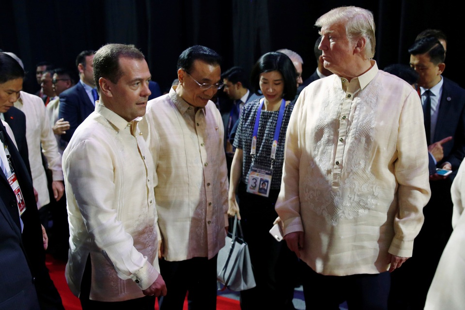 Tổng thống Trump dự tiệc cùng các lãnh đạo Đông Nam Á - 11 Thủ tướng Nga Dmitry Medvedev (ngoài cùng bên trái) cũng tham dự bữa tiệc tại Philippines