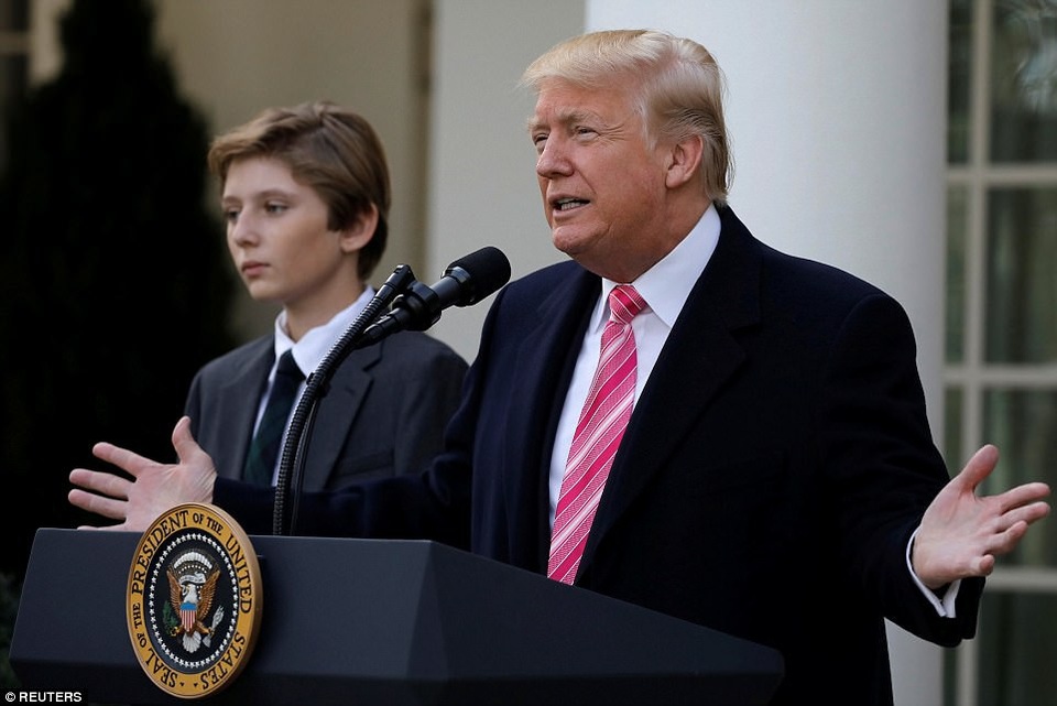Tổng thống Trump lần đầu “tha bổng” gà tây ở Nhà Trắng - 3
Năm nay 2 con gà may mắn có tên là Drumstick và Wishbone (Ảnh: Reuters)