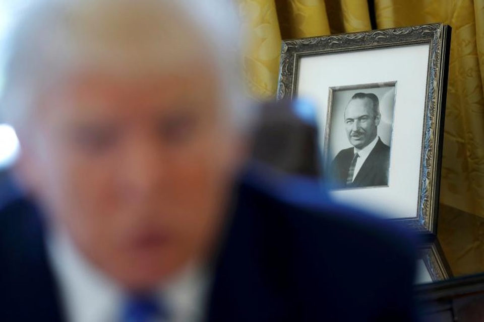 Dấu ấn 100 ngày đầu tại nhiệm của Tổng thống Donald Trump (2) - 13 Chân dung ông Fred Trump, người cha quá cố của Tổng thống Donald Trump, được đặt tại Phòng Bầu Dục.
