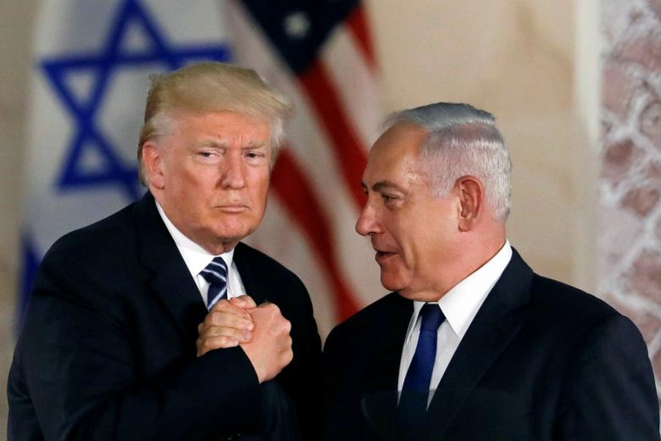 Tổng thống Trump nắm tay Thủ tướng Israel Benjamin Netanyahu sau bài phát biểu của ông chủ Nhà Trắng tại Bảo tàng Israel ở Jerusalem.