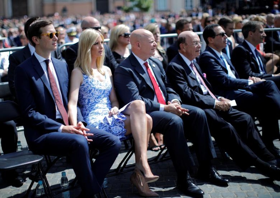 Hàng nghìn người Ba Lan chào đón Tổng thống Trump - 16 Con gái và con rể Tổng thống Trump (trái) ngồi ở hàng ghế phía dưới nghe nhà lãnh đạo Mỹ phát biểu. (Ảnh: Reuters)