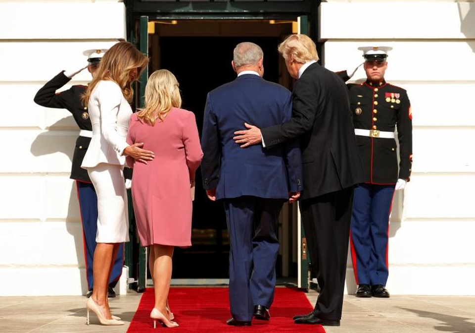 Dấu ấn 100 ngày đầu tại nhiệm của Tổng thống Donald Trump (2) - 14 Tổng thống Trump và Đệ nhất phu nhân Melania tiếp đón vợ chồng Thủ tướng Israel Benjamin Netanyahu tại Nhà Trắng. Mặc dù đang sống cùng con trai Barron ở Tháp Trump tại New York và vẫn chưa dọn về Nhà Trắng nhưng Đệ nhất phu nhân Melania luôn có mặt trong các sự kiện quan trọng như lễ đón tiếp các nguyên thủ quốc tế tới thăm Mỹ.