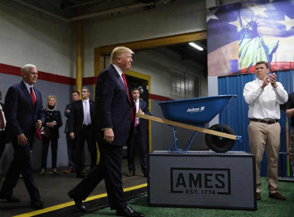 Tổng thống Trump mừng 100 ngày tại vị đầu tiên - 6 Tại cuộc mít tinh ở Pennsylvania, ông Trump tiếp tục công kích báo chí là “thiếu năng lực, không trung thực”, “tố” truyền thông không đưa tin đúng sự thật về những thành tích mà chính quyền của ông đã đạt được trong 100 ngày qua.