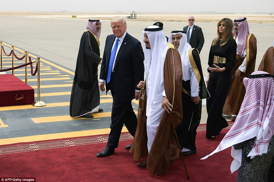 Ả-rập Xê-út bắn đại bác chào đón Tổng thống Mỹ Donald Trump - 5
Tổng thống Trump và Quốc vương Ả-rập Xê-út bước trên thảm đỏ tại sân bay Vua Khalid.