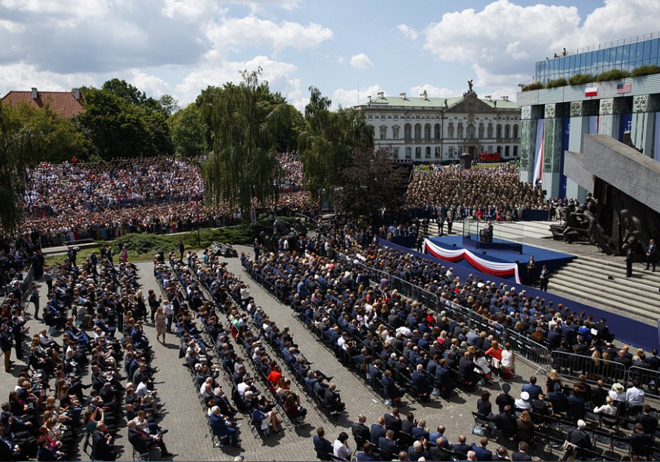 Hàng nghìn người Ba Lan chào đón Tổng thống Trump - 17 Những hàng ghế tại trung tâm quảng trường Krasinski chật kín người ngồi. (Ảnh: AFP)