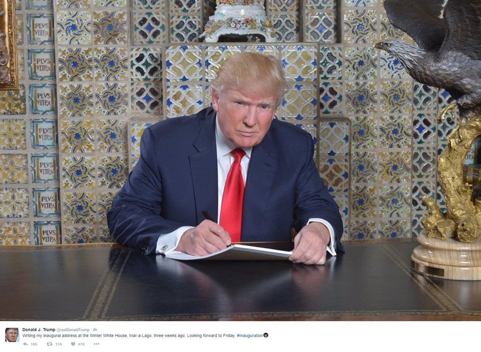 Ông Trump khoe ảnh tự viết diễn văn nhậm chức - 1
Bức ảnh do Tổng thống đắc cử Donald Trump đăng trên Twitter hôm 18/1 (Ảnh: Twitter)
