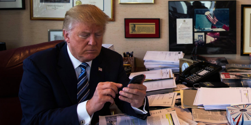 Ông Trump từ bỏ “vật bất ly thân” trước khi thành tổng thống - 1
Tổng thống đắc cử Mỹ Donald Trump đã phải từ bỏ điện thoại cá nhân vì vấn đề bảo mật trước khi ông chính thức trở thành tổng thống Mỹ. (Ảnh: EPA)