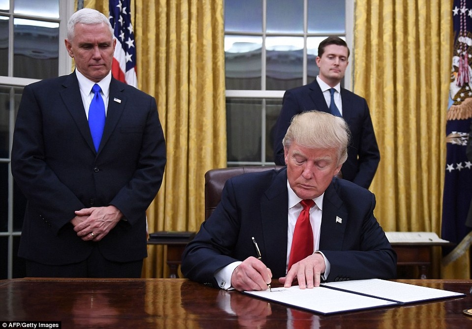 Hôm nay ông Trump sẽ chính thức ký sắc lệnh rút khỏi TPP - 1
Tân Tổng thống Mỹ Donald Trump trong ngày làm việc đầu tiên tại Nhà Trắng ngay sau khi nhậm chức ngày 20/1. (Ảnh: AFP)