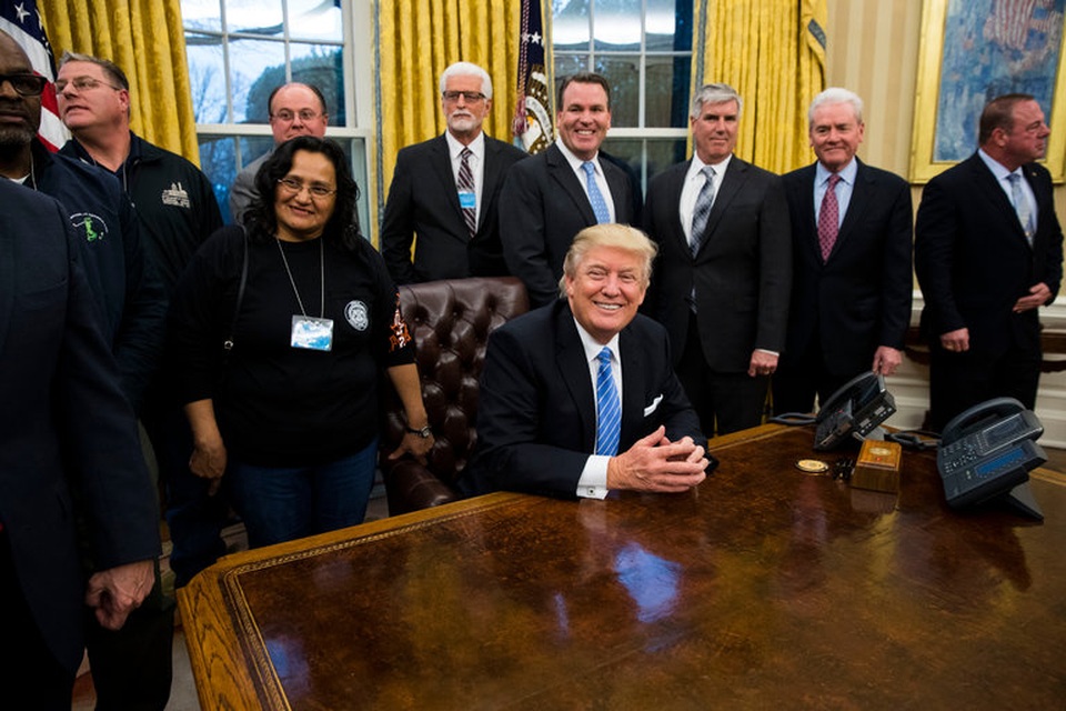 
Tân Tổng thống Mỹ Donald Trump trong Nhà Trắng. (Ảnh: NYTimes)
