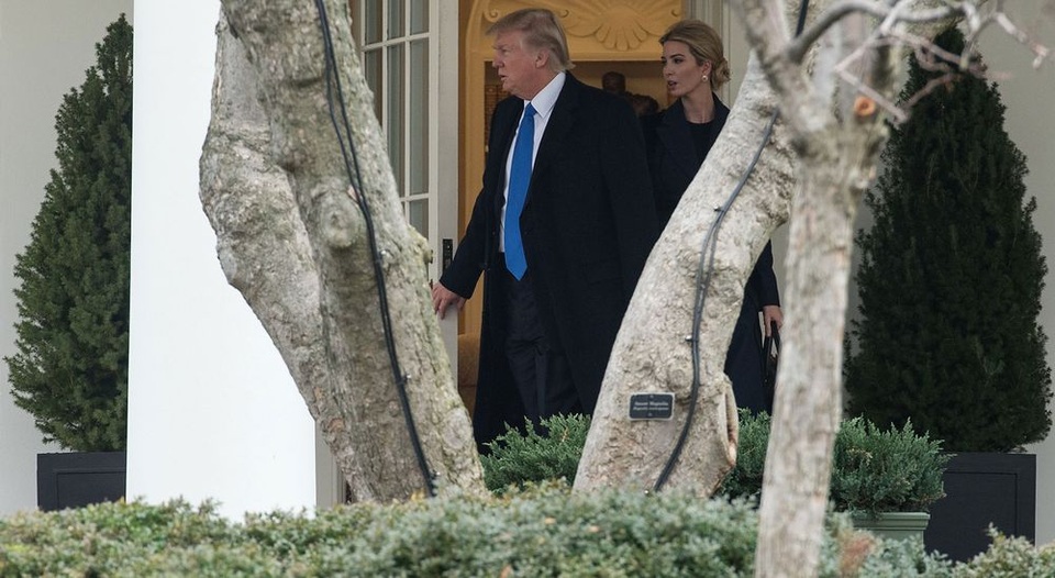 
Tổng thống Mỹ Donald Trump và con gái rời Nhà Trắng để chuẩn bị cho chuyến thăm căn cứ không quân Dover. (Ảnh: AFP)
