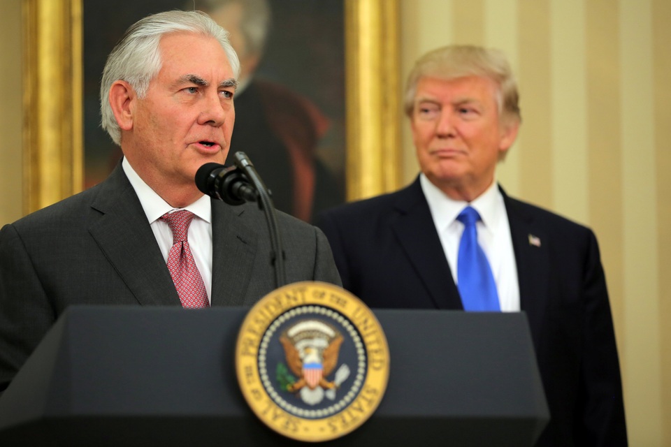 Tân Ngoại trưởng Mỹ Rex Tillerson và "núi" thách thức phía trước - 2 Ngoại trưởng Tillerson phát biểu tại lễ nhậm chức ngày 1/2 ở Nhà Trắng. Phía sau ông là Tổng thống Donald Trump (Ảnh: Reuters)