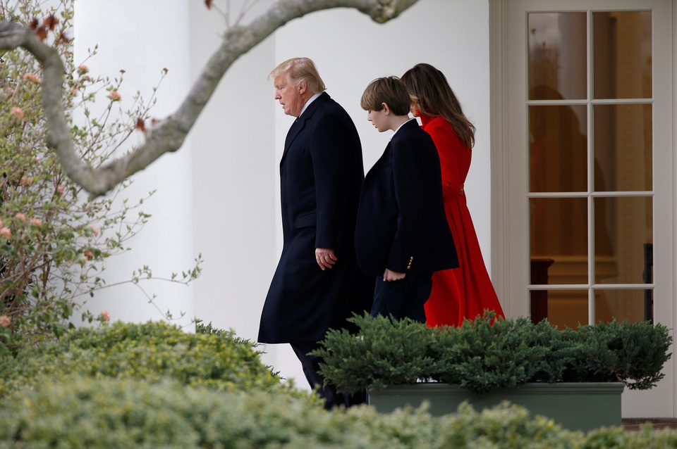 Cậu út nhà Trump chững chạc trong lần đầu xuất hiện tại Nhà Trắng - 1 Hôm qua 17/3, Đệ nhất phu nhân Melania Trump và con trai út Barron Trump đã tới thủ đô Washington và tới Nhà Trắng để gặp Tổng thống Donald Trump. Sự xuất hiện của vợ và con trai tân tổng thống đã thu hút sự chú ý của truyền thông vì đây là lần đầu tiên Barron Trump tới Nhà Trắng từ sau lễ nhậm chức của cha hôm 20/1.