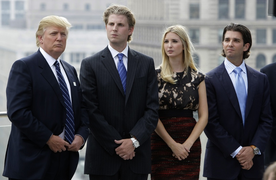 Con trai ông Trump lên tiếng về chuyện “con ông cháu cha” - 1 Tổng thống Donald Trump đứng cạnh các con Eric Trump (thứ hai từ trái qua), Ivanka Trump và Donald Trump Jr. (Ảnh: AP)